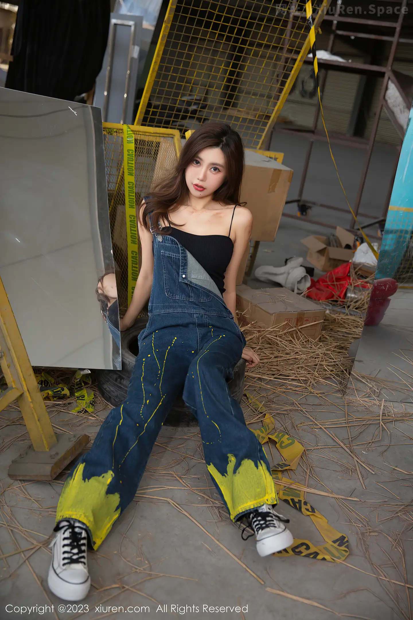 图片[2]-[XiuRen秀人网]2023.04.28 VOL.6659 绮里嘉ula 背带牛仔裤加黑色紧身小背心性感私房写真集-秀人网官方网站